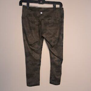 Lululemon Women's ize 6 Camo Capri leggings green and brown camo shorts